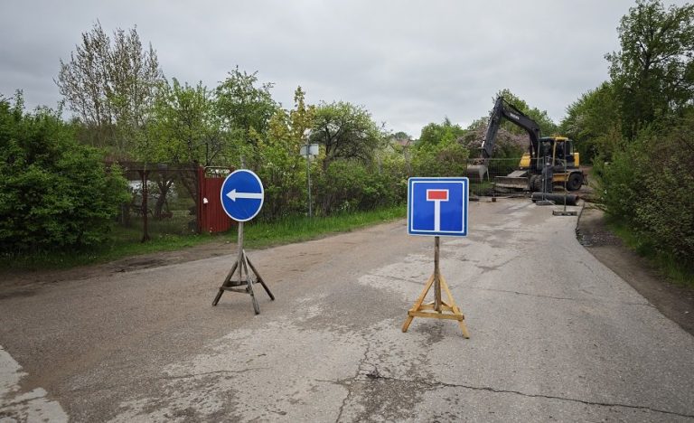 На Гульбинё у Pavasaris перекрыли дорогу: ремонтируют дренаж