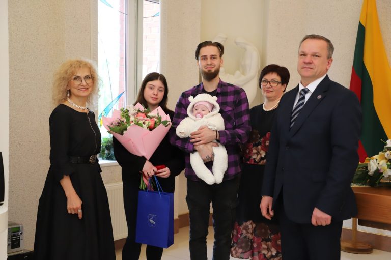 В Висагинасе поздравили первого новорождённого 2026 года